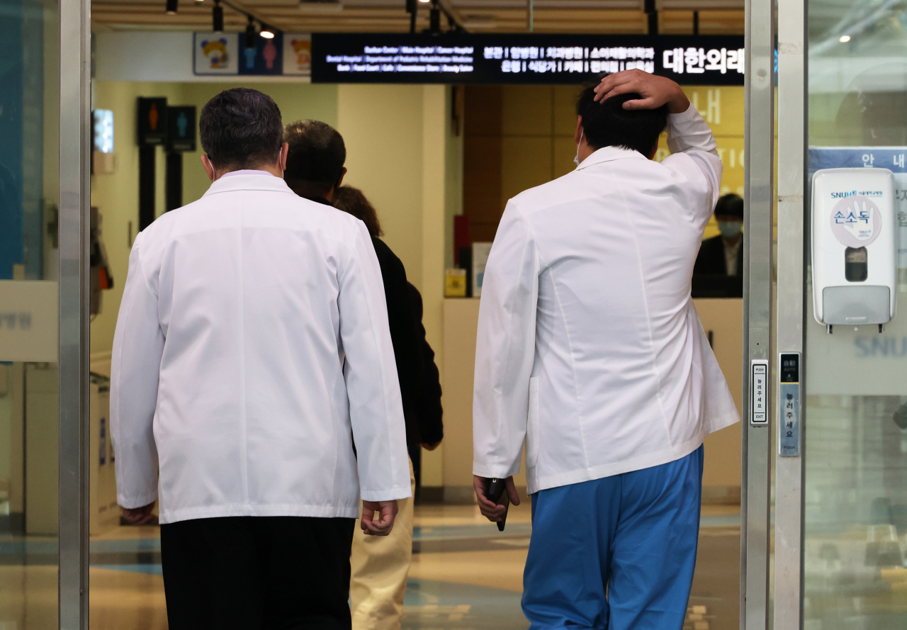 서울의대 교수들이 18일 서울대학교병원 어린이병원에서 열린 비상대책위원회 회의에 참석하고 있다. 연합뉴스