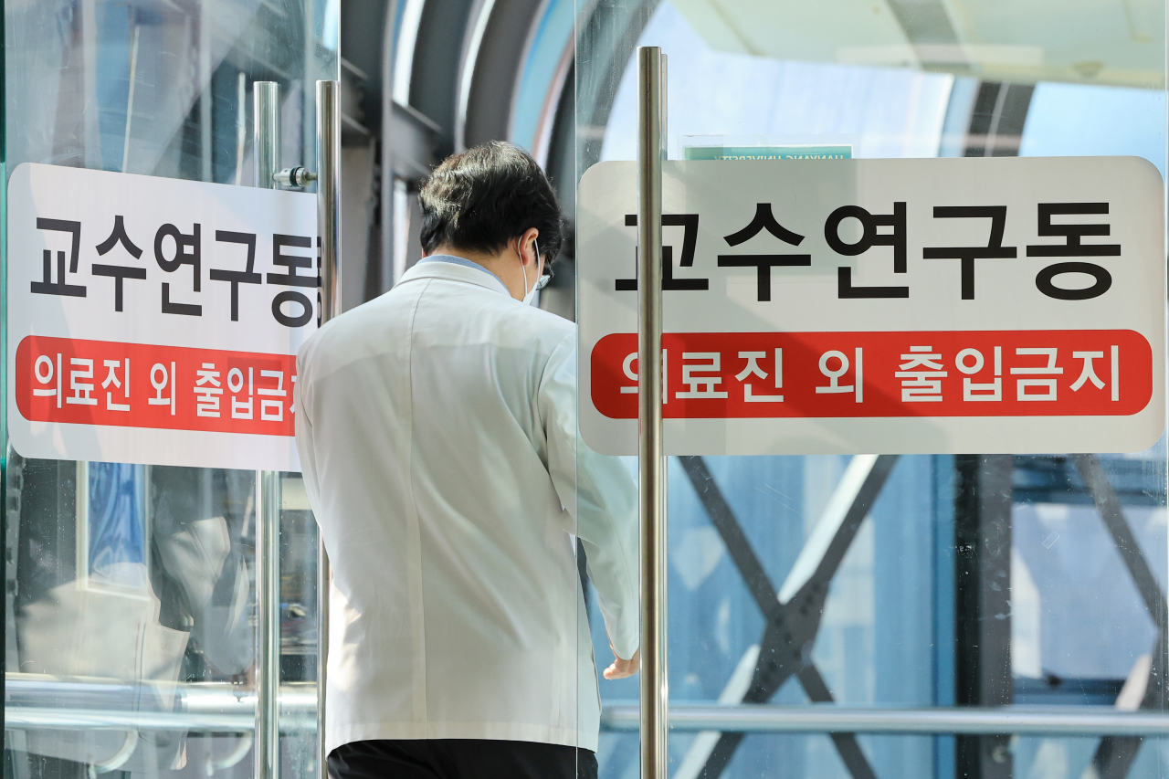 18일 서울 시내 한 대학병원에서 의료 관계자가 교수연구동으로 들어가고 있다. 앞서 의과대학 교수들은 오는 25일부터 사직서를 제출하겠다고 예고한 바 있다. 연합뉴스