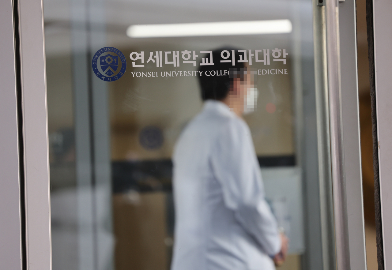 정부의 의료개혁 방침에 대한 향후 대응 방안을 결정하기 위해 연세대 의대 교수들의 회의가 열릴 예정인 18일 오후 서울 서대문구 연세대학교 의과대학으로 의료진이 들어가고 있다. 연합뉴스