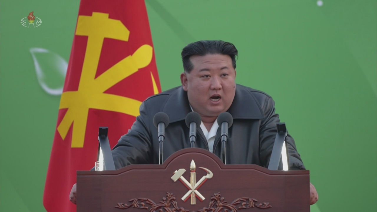 김정은 북한 국무위원장이 지난 15일 딸 주애와 강동종합온실 준공 및 조업식에 참석했다고 조선중앙TV가 16일 보도했다. [조선중앙TV 화면]