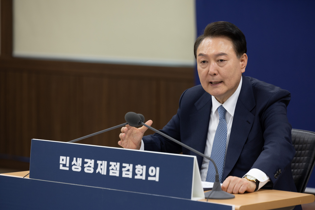 윤석열 대통령이 18일 서울 서초구 농협유통 인재개발원에서 열린 민생경제점검회의에서 발언하고 있다. 연합뉴스