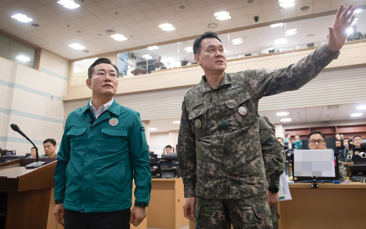 국방부는 19일 2024년 주요정책 추진계획을 발표하면서 글로벌 중추국가를 지향하는 국방정책 방향성을 유지한 가운데 자유·평화·번영에 기여하는 ‘정예 선진 강군’ 건설을 통해 ‘힘에 의한 평화’를 적극 구현하겠다고 밝혔다. 신원식 국방부 장관이 지난 7일 B-1 문서고를 방문해 김명수 합참의장으로부터 한미연합연습 ‘자유의 방패’(FS) 상황을 보고받고 있다. [국방부 제공]