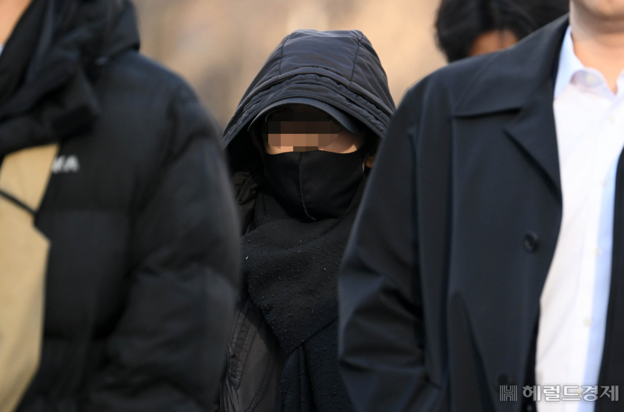 황사가 물러가고 꽃샘추위가 찾아온 18일 오전 서울 광화문네거리에서 시민들이 횡단보도를 건너고 있다. 이상섭 기자