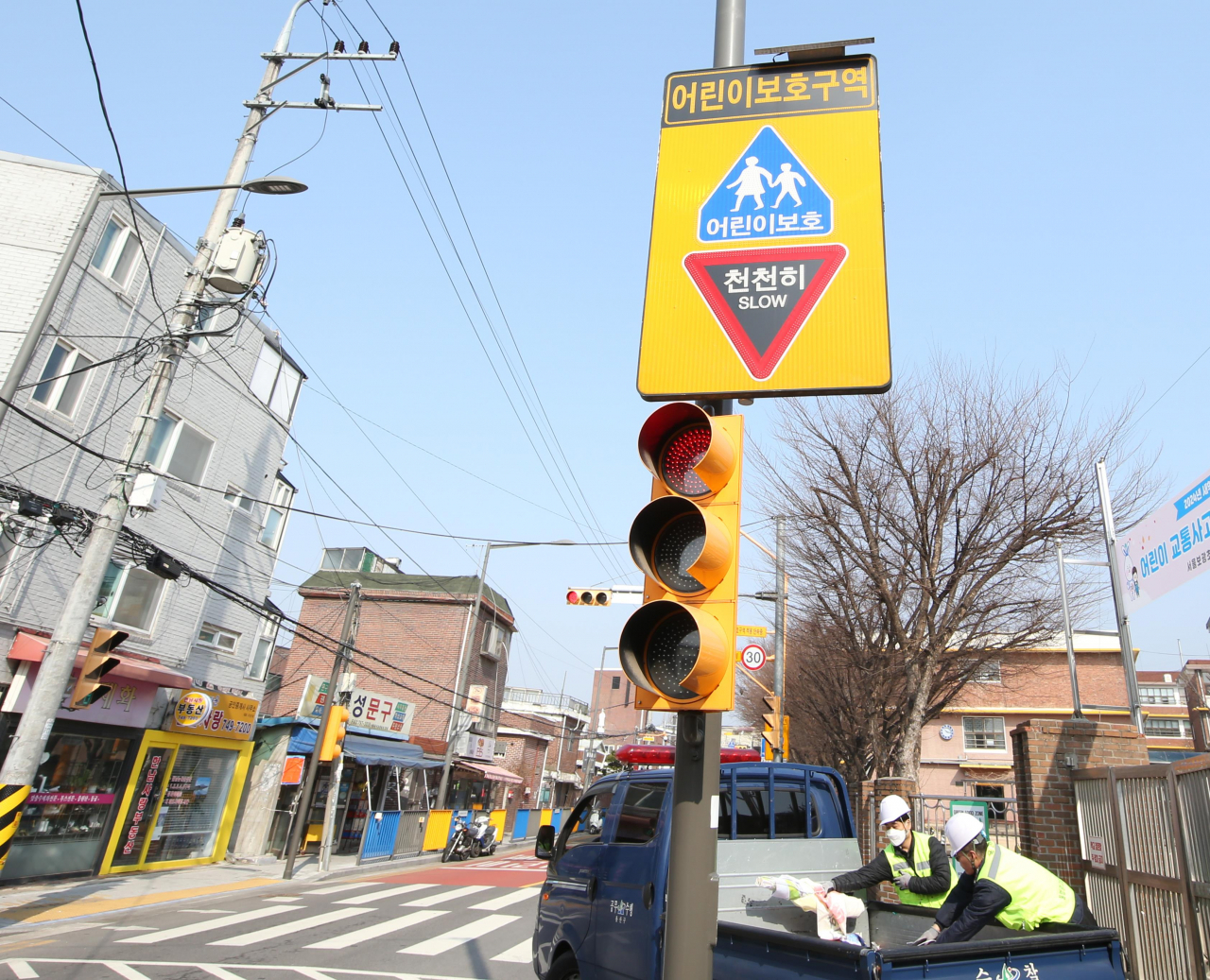 용산구가 오는 29일까지 초등학교 주변 불법광고물 일제정비를 실시한다.[용산구 제공]