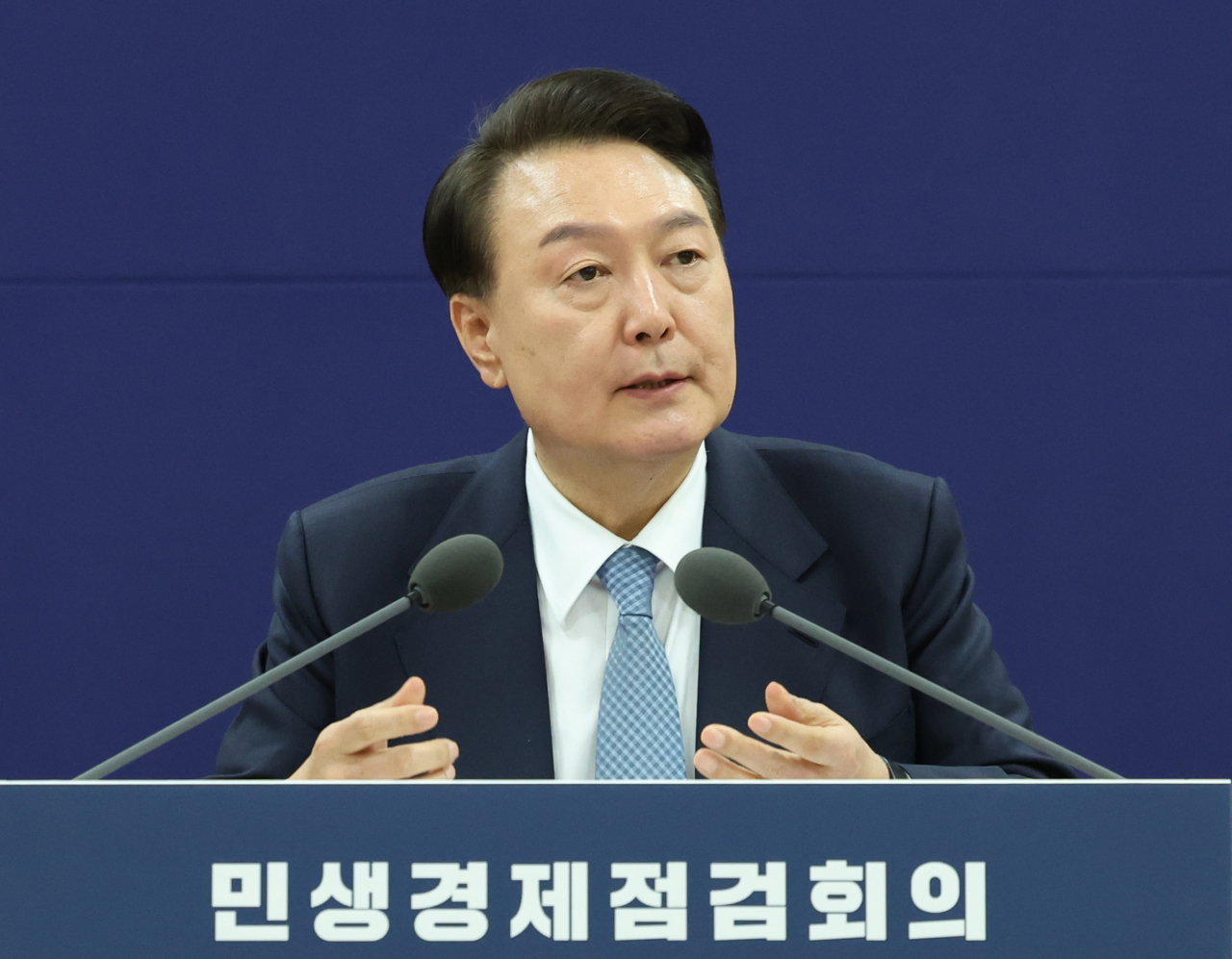 윤석열 대통령이 18일 서울 서초구 농협유통 인재개발원에서 열린 민생경제점검회의에서 발언하고 있다. [연합]
