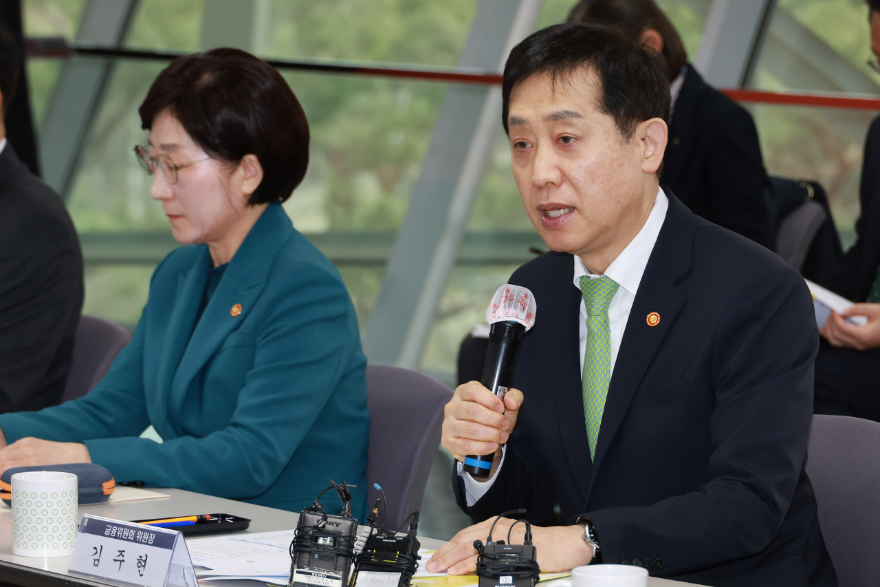 김주현(오른쪽) 금융위원장이 19일 오전 서울 상암동 서울에너지드림센터에서 한화진 환경부 장관과 간담회를 개최하고 있다.[금융위원회 제공]