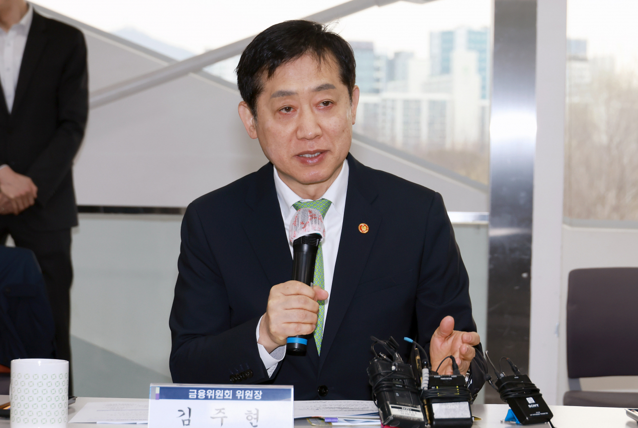 김주현 금융위원장이 19일 오전 서울 상암동 서울에너지드림센터에서 김상협 2050 탄소중립‧녹색성장 위원회(이하 ‘탄녹위’) 민간위원장과 한화진 환경부 장관이 자리한 가운데, 은행장 및 정책금융기관장 간담회를 개최해 '기후위기 대응을 위한 금융지원 확대방안'과 '저탄소 체계로의 전환 가속화를 위한 녹색투자 확대방안'을 발표했다.[금융위원회 제공]