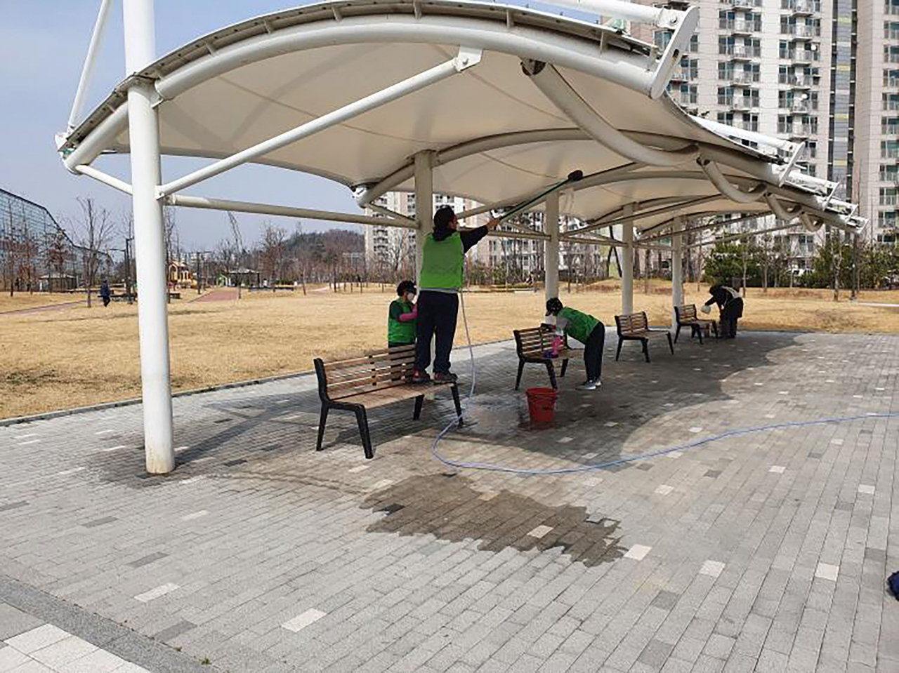 모란근린공원 내 벤치 청소 중.[성남시 제공]