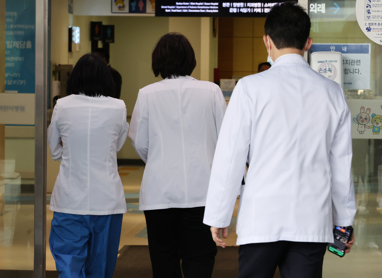 서울의대 교수들이 18일 서울대학교병원 어린이병원에서 열린 비상대책위원회 회의에 참석하고 있다. [연합]