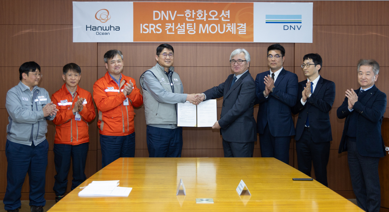 이길섭(왼쪽 네번째) 한화오션 조선소장 부사장과 이장섭(왼쪽 다섯번째) DNV 비즈니스 어슈어런스 코리아 대표이사 등이 양해각서 체결 이후 기념사진을 촬영하고 있다. [한화오션 제공]