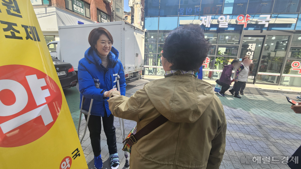 4·10총선 서울 광진구을 더불어민주당 후보인 고민정 의원(왼쪽)이 18일 자양전통시장을 찾은 시민과 인사하고 있다. 박지영 기자.