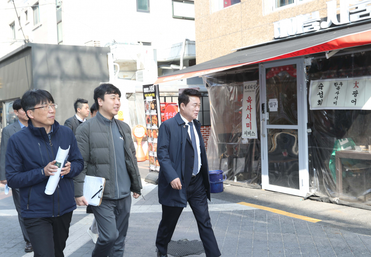 서울 관악구는 서울시 주관 ‘2024년 로컬브랜드 상권 육성사업’ 공모에 선정돼 관악구 샤로수길을 새단장한다고 19일 밝혔다.[관악구 제공]