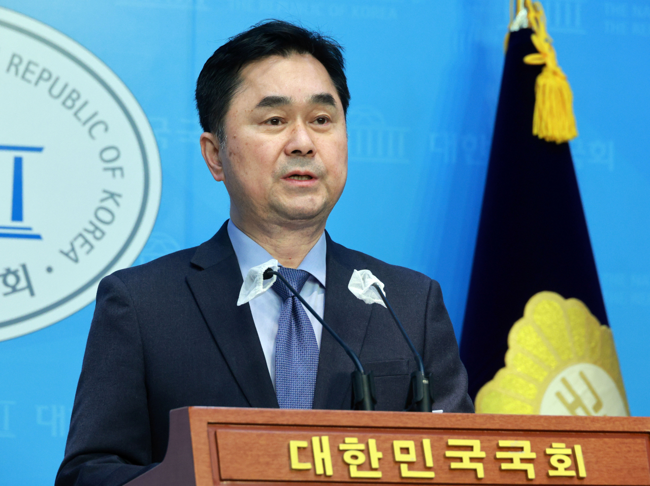 새로운미래 김종민 상임선거대책위원장이 19일 오전 서울 국회 소통관에서 새로운미래 정책 공약 발표 기자회견을 하고 있다. [연합]