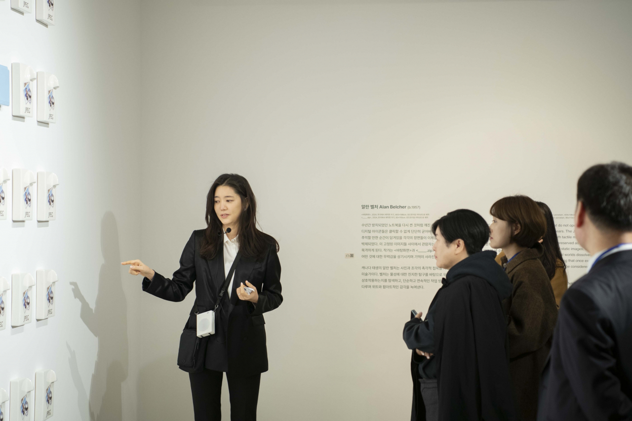 ‘어쩌면 아름다운 날들’ 전시를 기획한 김희영 포도뮤지엄 총괄 디렉터가 전시 작품과 취지에 대해 설명하고 있다. [포도뮤지엄]