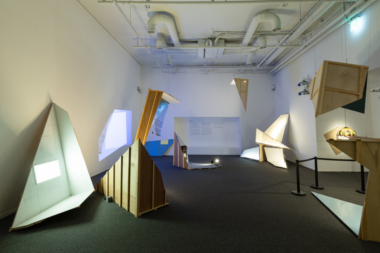 민예은의 ‘기억이 어떤 형태를 이룰 때’는 기억의 불완전성과 변형 가능성을 시공간적 설치로 표현한다. [포도뮤지엄]