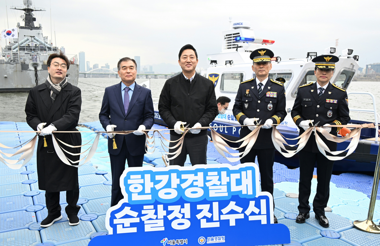 오세훈 서울시장이 19일 마포구 망원본대 계류장에서 열린 한강경찰대 순찰정 진수식에서 신형 한강순찰정의 안전 운항을 기원하고 있다. 왼쪽부터 박유진 서울시의원, 김현기 서울시의회 의장, 오세훈 서울시장, 조지호 서울경찰청장, 신창훈 한강경찰대장.[서울시 제공]