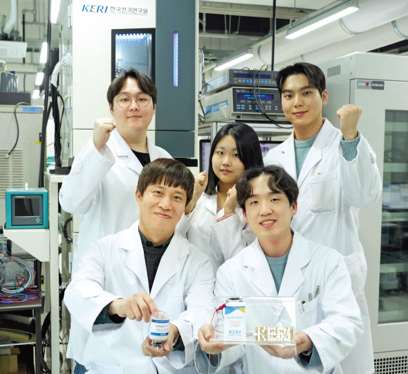 박준우(아랫줄 왼쪽) 박사 연구팀이 습식 합성공정으로 제조된 고체전해질과 이를 활용한 전고체전지 시제품을 들어보이고 있다. [한국전기연구원 제공]