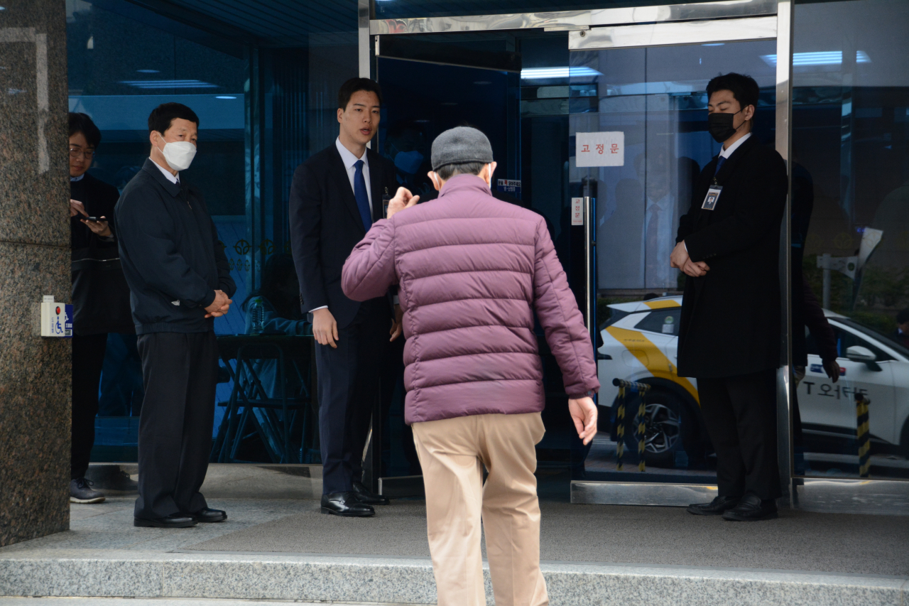 고려아연의 한 주주가 주총이 열린 서울 영풍빌딩 별관으로 들어가는 모습. 서재근 기자