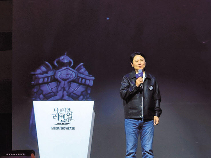 권영식 넷마블 대표가 19일 오전 서울 구로구 지타워에서 열린 ‘나 혼자만 레벨업:어라이즈’ 미디어 쇼케이스에서 해당 게임을 소개하고 있다. 이영기 기자