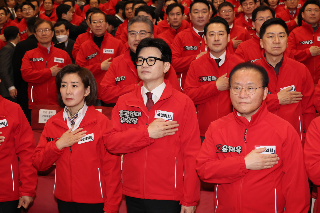 한동훈 국민의힘 비상대책위원장 겸 총괄선대위원장이 19일 국회 의원회관에서 열린 중앙선대위 발대식 및 공천자대회에서 국기에 경례하고 있다. [연합]