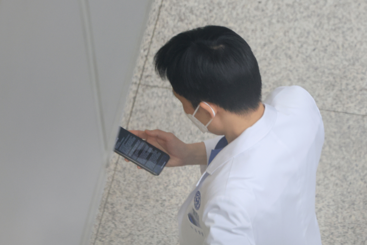 정부가 공중보건의사(공보의)와 군의관을 상급종합병원에 파견한 11일 서울 시내 대학병원에서 의료 관계자가 이동하고 있다. [연합]