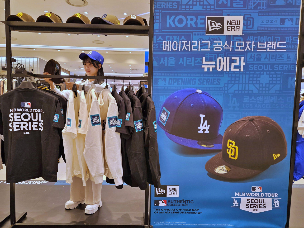 롯데백화점에서 메이저리그(MLB) 서울시리즈 기념 ‘뉴에라’ 팝업스토어 진행 중인 모습. [롯데쇼핑 제공]