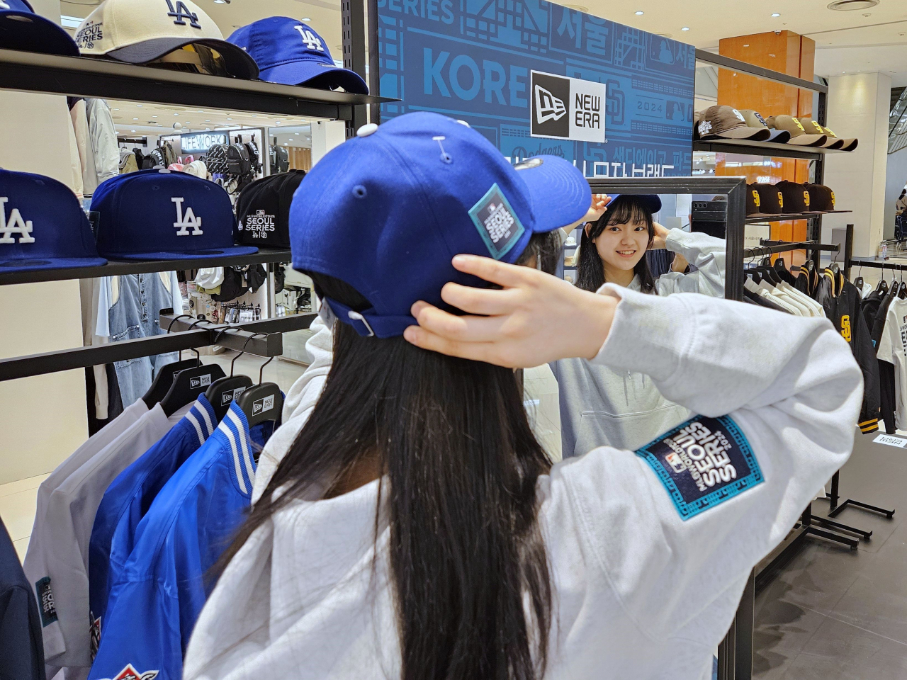 롯데백화점에서 메이저리그(MLB) 서울시리즈 기념 ‘뉴에라’ 팝업스토어 진행 중인 모습. [롯데쇼핑 제공]
