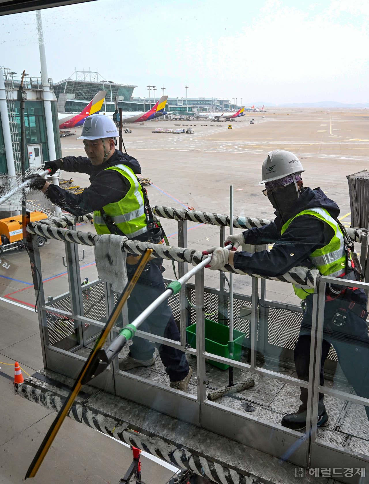 인천공항 운영서비스(주) 환경미화 운영그룹 관계자들이 19일 오전 인천 영종도 인천공항 제1터미널에서 봄맞이 대청소를 하고 있다. 이상섭 기자