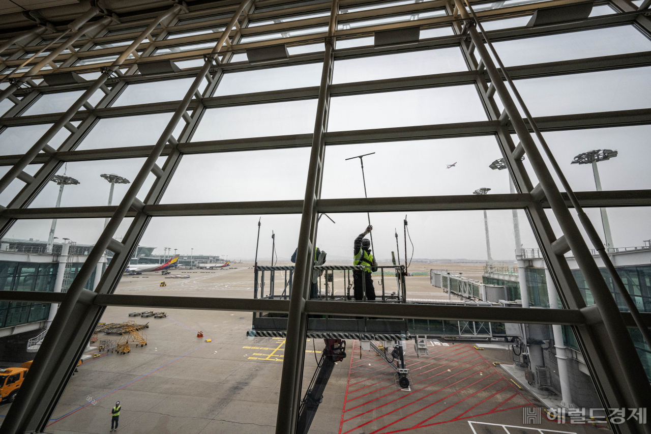 인천공항 운영서비스(주) 환경미화 운영그룹 관계자들이 19일 오전 인천 영종도 인천공항 제1터미널에서 봄맞이 대청소를 하고 있다. 이상섭 기자