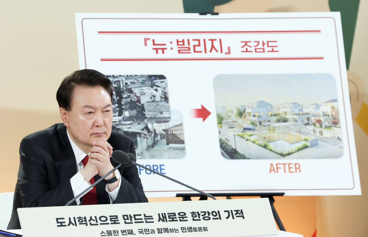 윤석열 대통령이 19일 서울 영등포구 문래예술공장에서 '도시혁신으로 만드는 새로운 한강의 기적'을 주제로 열린 스물한 번째 국민과 함께하는 민생토론회에서 박상우 국토교통부 장관과 유인촌 문화체육관광부 장관의 도시 공간·거주·품격 3대 혁신방안 발표를 듣고 있다. [연합]