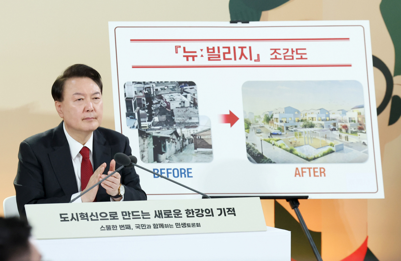 윤석열 대통령이 19일 서울 영등포구 문래예술공장에서 '도시혁신으로 만드는 새로운 한강의 기적'을 주제로 열린 스물한 번째 국민과 함께하는 민생토론회에서 박상우 국토교통부 장관과 유인촌 문화체육관광부 장관의 도시 공간·거주·품격 3대 혁신방안 발표를 듣고 있다. [연합]