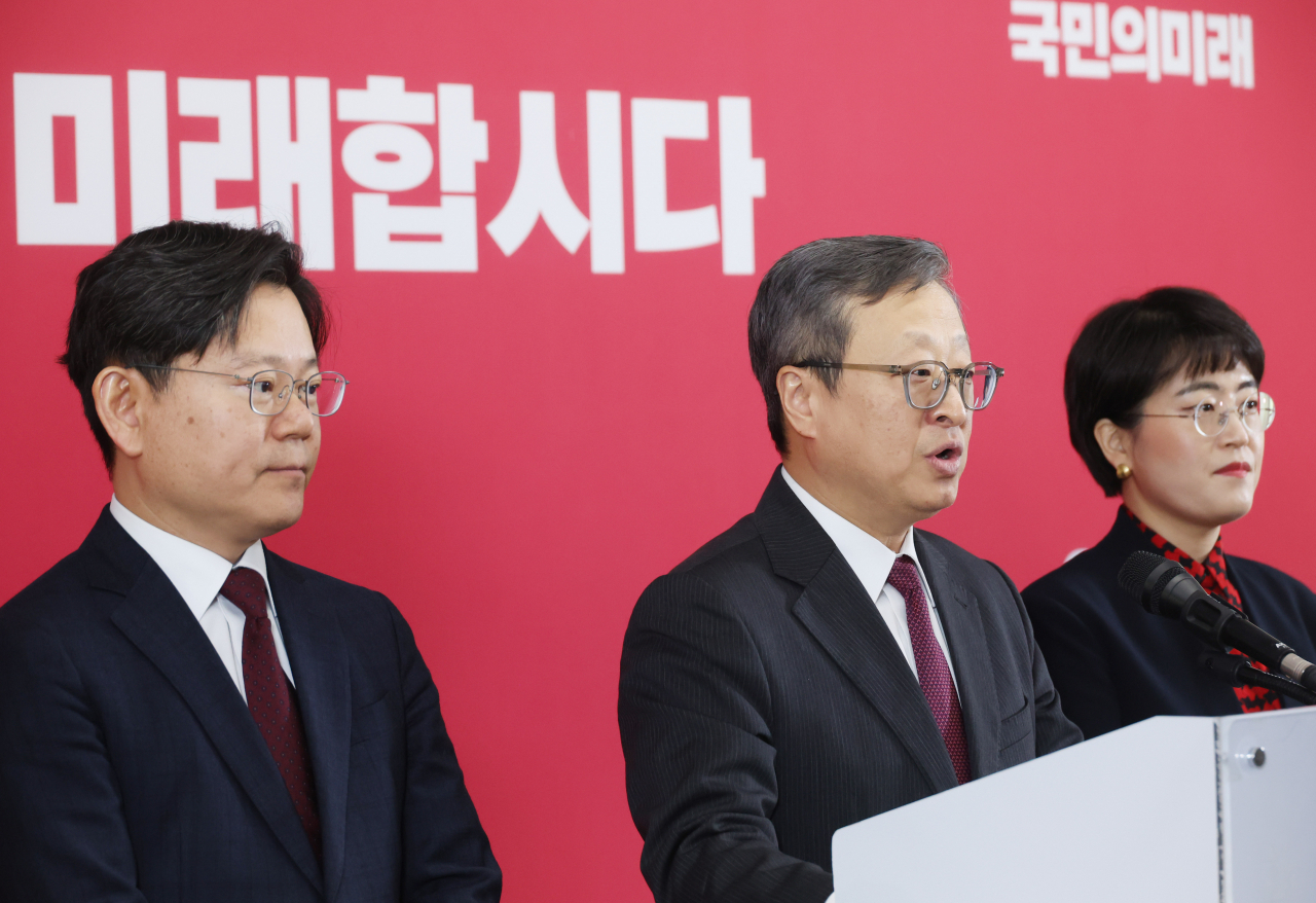 국민의힘 비례대표 위성정당인 국민의미래 유일준 공천관리위원장이 18일 여의도 당사에서 비례대표 후보자 순번을 발표하고 있다.[연합]