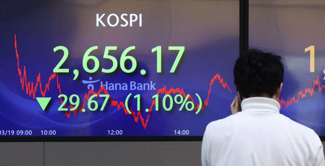 An electronic board showing the Korea Composite Stock Price Index at a dealing room of the Hana Bank headquarters in Seoul on Tuesday. (Yonhap)