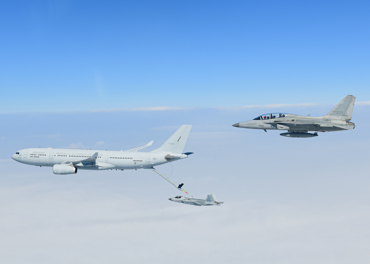 KF-21 시제5호기가 19일 남해 상공에서 공중급유에 성공했다.[방사청 제공]
