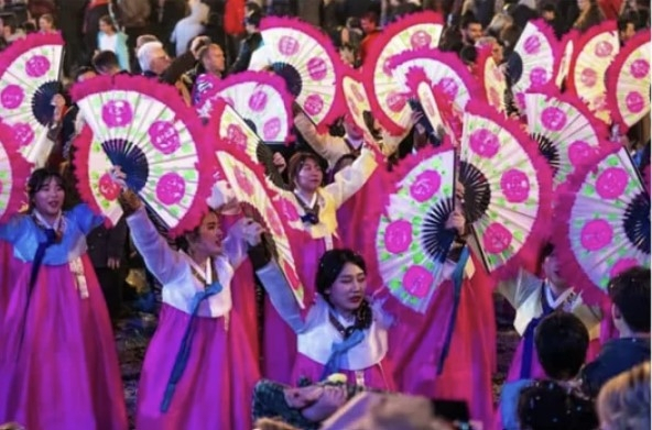 최근 막을 내린 세계적인 축제 니스 카니발을 소개하는 프랑스의 한 여행사 사이트에 ‘중국인 댄서’라는 설명과 함께 부채춤을 추는 사진이 올라왔다. [서경덕 교수 페이스북]