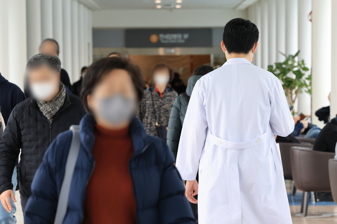 서울 시내 대학병원에서 의료 관계자가 이동하는 모습. [연합]