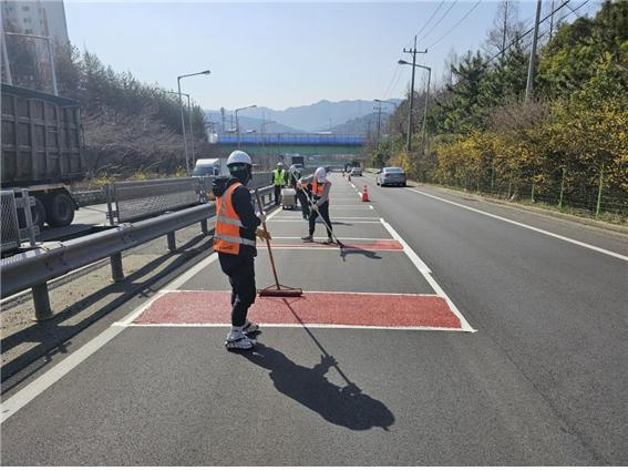 김해국토관리사무소는 축제를 대비해 국도2, 25호선에 도로 환경 정비 모습. [사진=부산지방국토관리청]