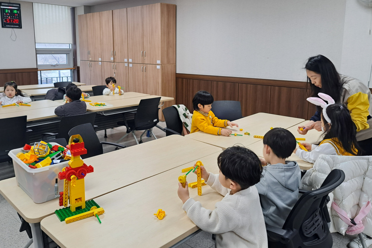 용인특례시 기흥구 동백2동 주민자치센터의 창의과학 강좌에 어린이들이 참여하고 있다.[안양시 제공]