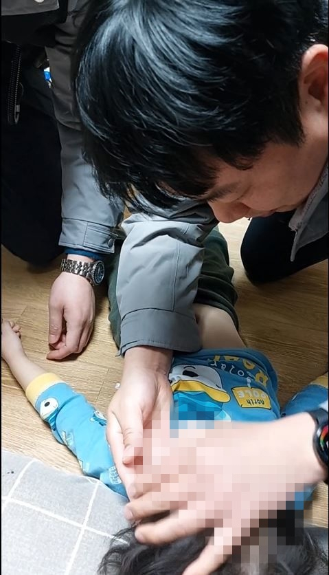 경찰이 A양에게 심폐소생술을 하고 있다. [서울 성북경찰서]