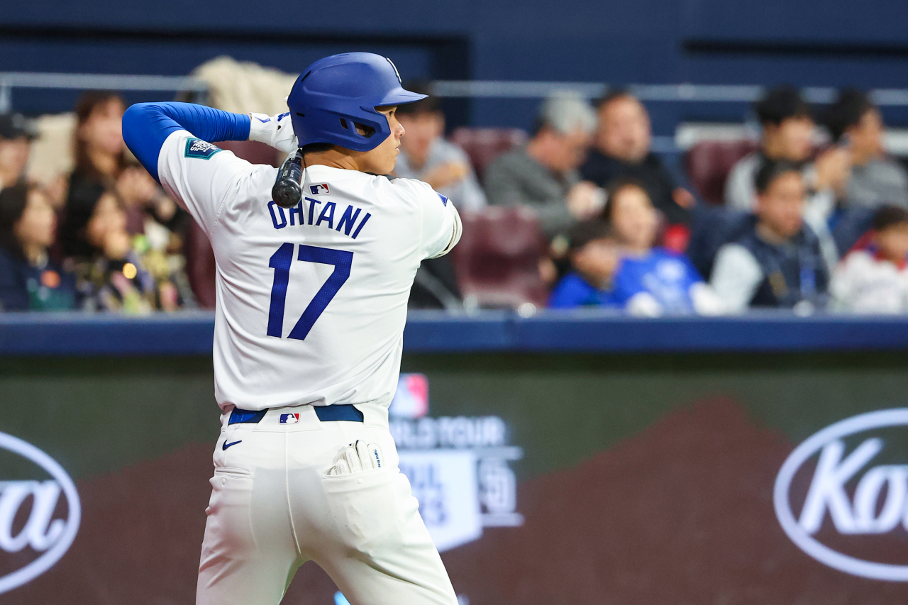 지난 18일 오후 서울 구로구 고척스카이돔에서 미국프로야구(MLB) 공식 개막시리즈를 앞두고 열린 로스앤젤레스 다저스(LA)와 팀코리아의 경기. 4회말 LA 다저스 쇼헤이 오타니가 타석에 들어서기 전 스윙연습을 하고 있다. [연합]