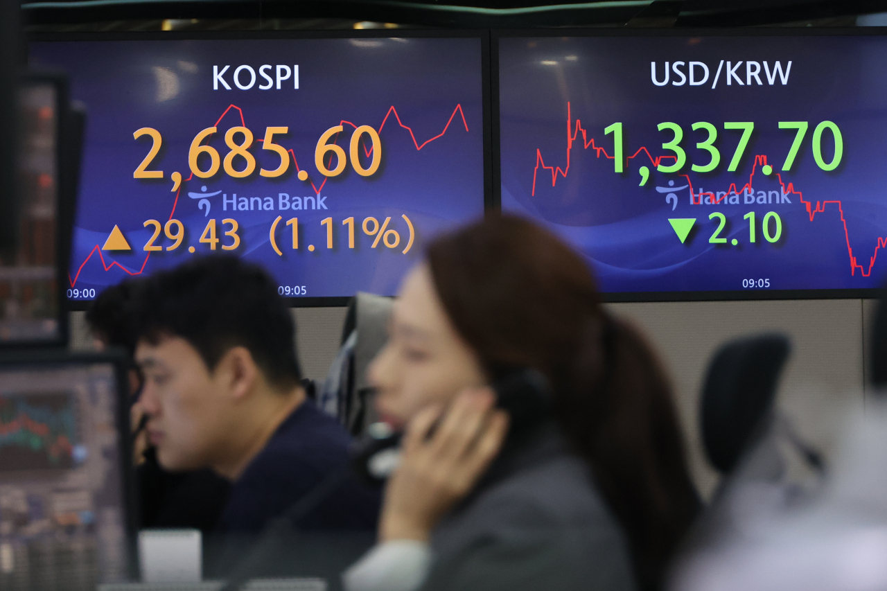 An electronic board showing the Korea Composite Stock Price Index at a dealing room of the Hana Bank headquarters in Seoul on Wednesday. (Yonhap)
