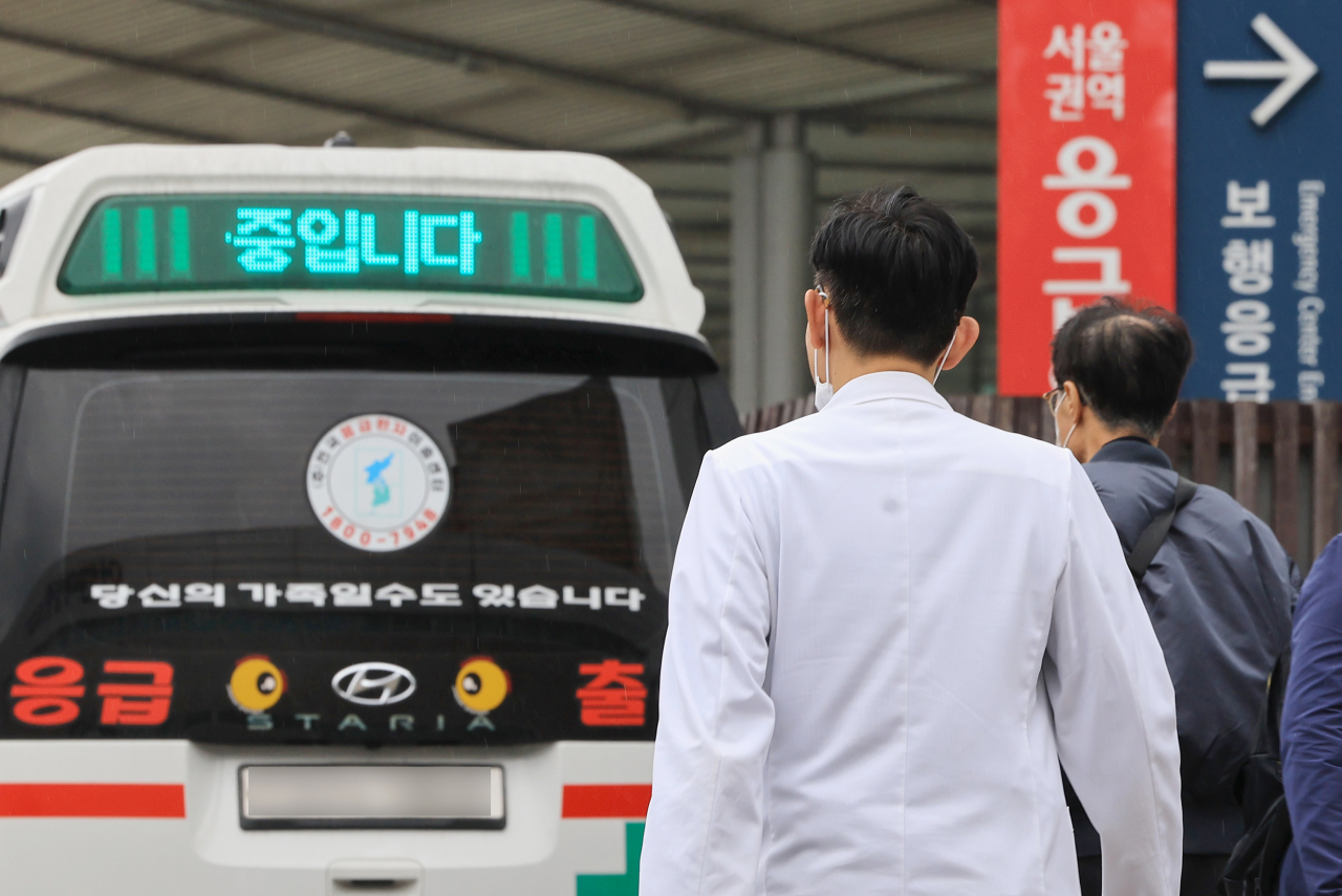전공의에 이어 전국 의대 교수들도 오는 25일로 집단사직을 요구한 가운데 서울 시내 한 대학병원에서 의료진들이 이동하고 있다. 정부는 이날 오후 의대 증원 2000명에 대한 대학별 배정 결과를 발표할 예정이다. [연합]