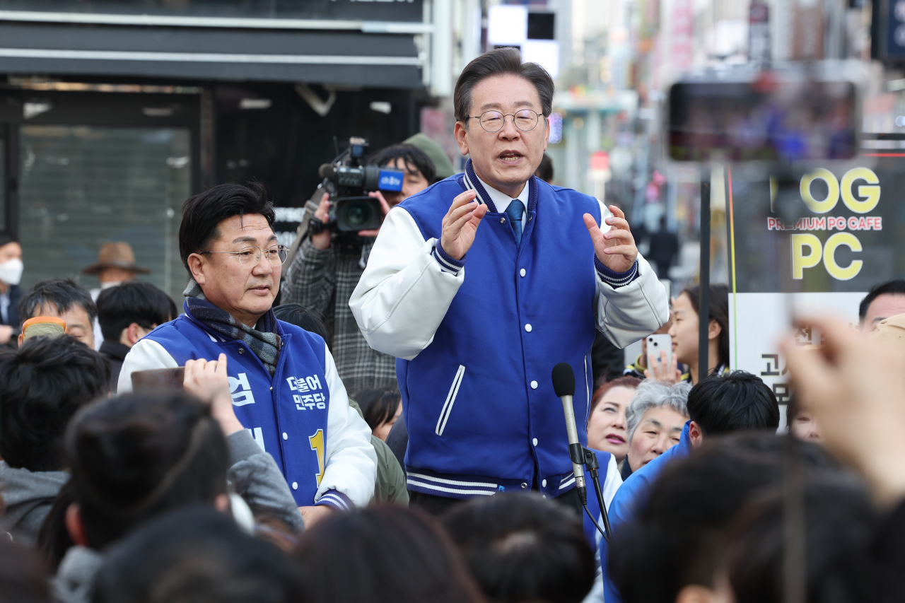이재명 더불어민주당 대표가 19일 오후 경기도 이천시 중앙로 문화의 광장에서 시민들에게 인사하고 있다. 연합뉴스