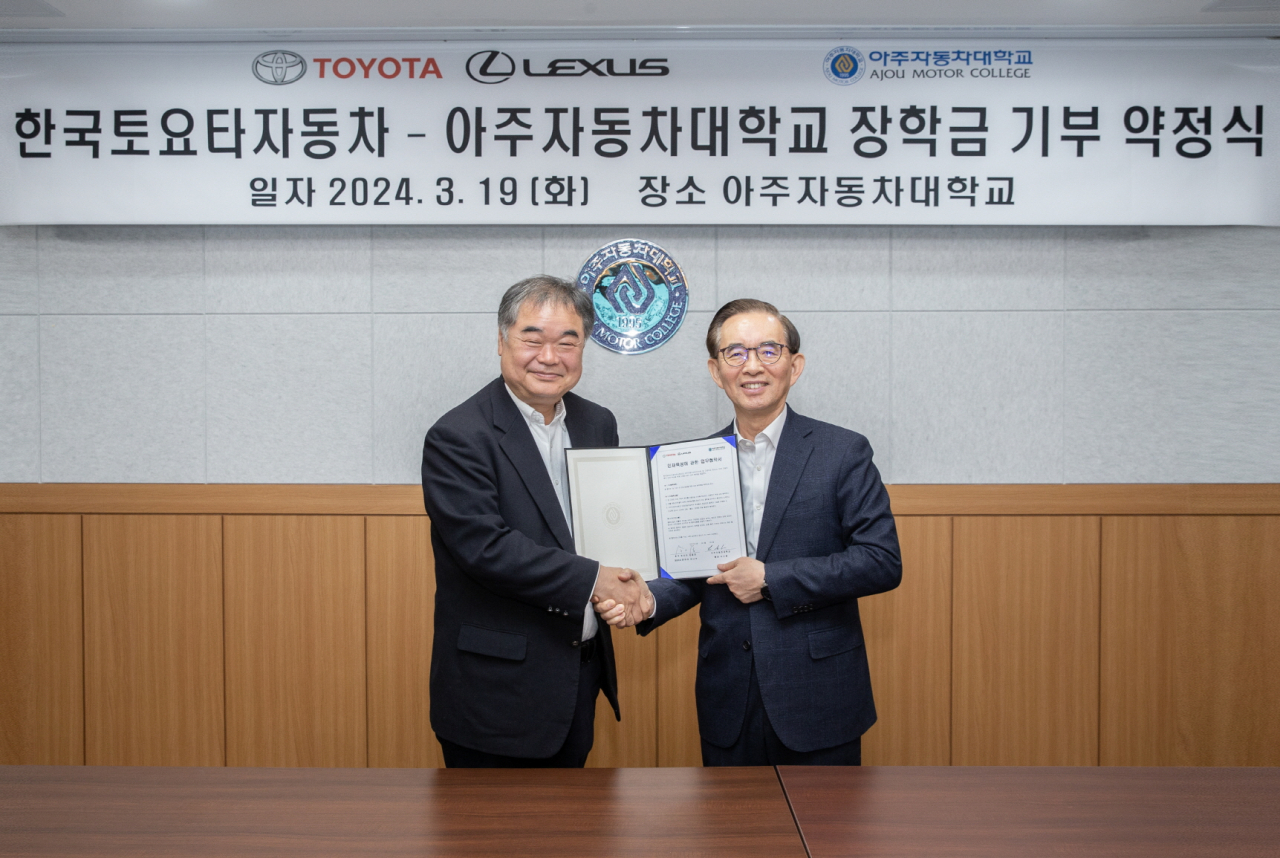 콘야마 마나부(왼쪽) 한국토요타자동차 대표와 이수훈 아주자동차대학교 총장이 기념 촬영을 하는 모습, [한국토요타자동차 제공]