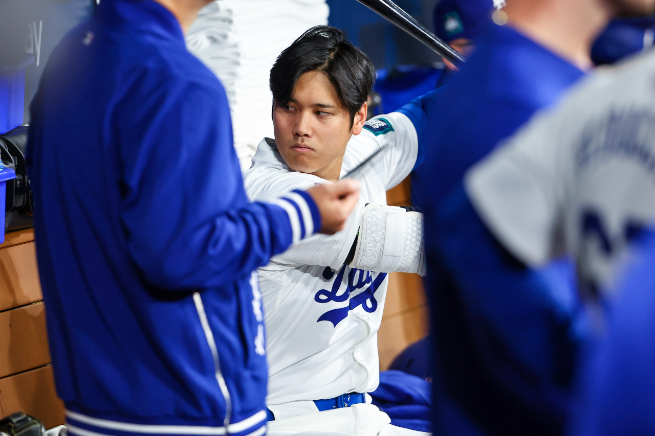 18일 오후 서울 구로구 고척스카이돔에서 미국프로야구(MLB) 공식 개막시리즈를 앞두고 열린 로스앤젤레스 다저스(LA)와 팀코리아의 경기. LA 다저스 쇼헤이 오타니가 더그아웃에서 스윙연습을 하고 있다. [연합]