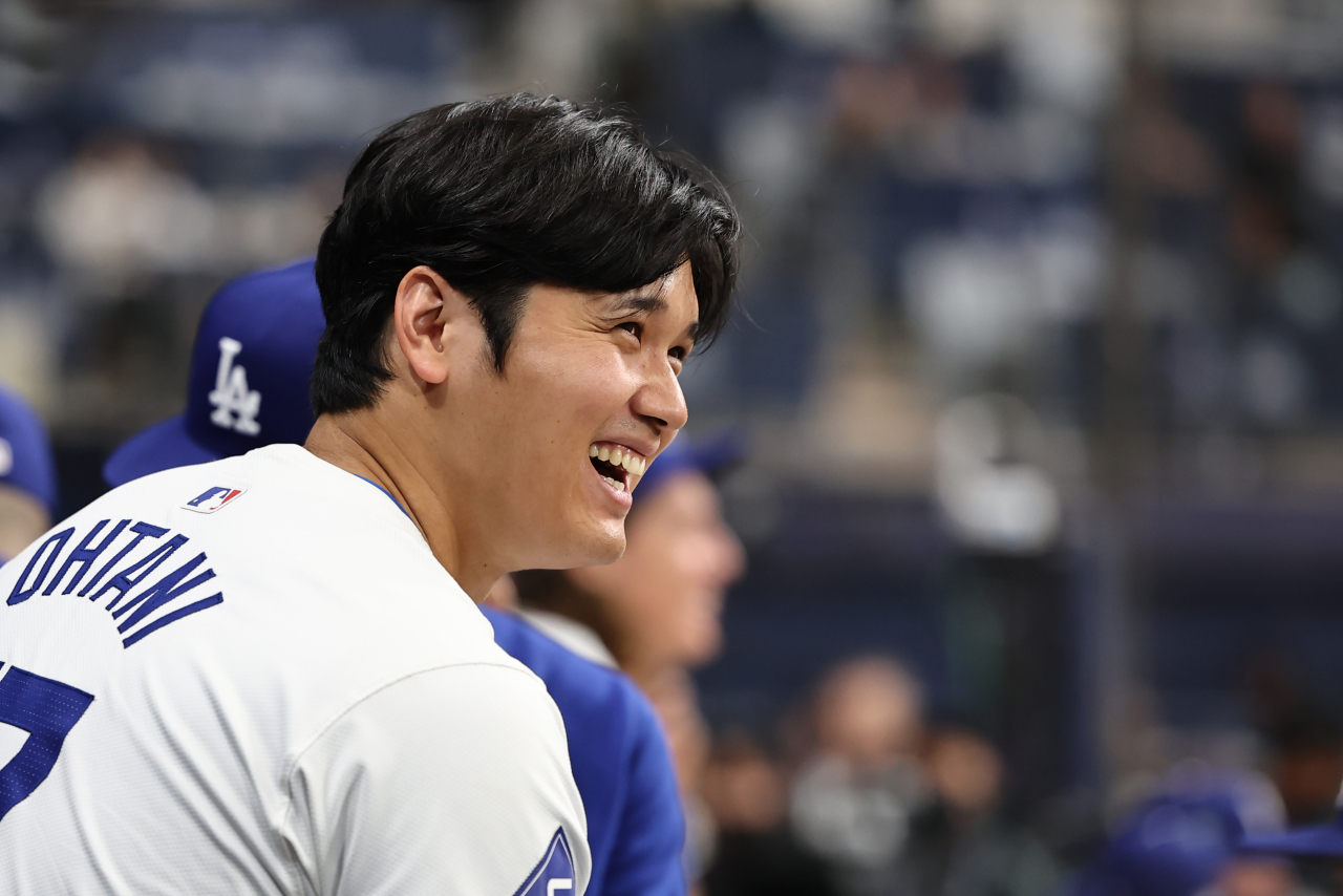 17일 서울 고척스카이돔에서 미국프로야구(MLB) 공식 개막시리즈를 앞두고 열린 로스앤젤레스(LA) 다저스 대 키움 히어로즈 연습 경기. LA 다저스 오타니 쇼헤이가 1회를 마무리한 뒤 더그아웃에서 활짝 웃고 있다. [연합]