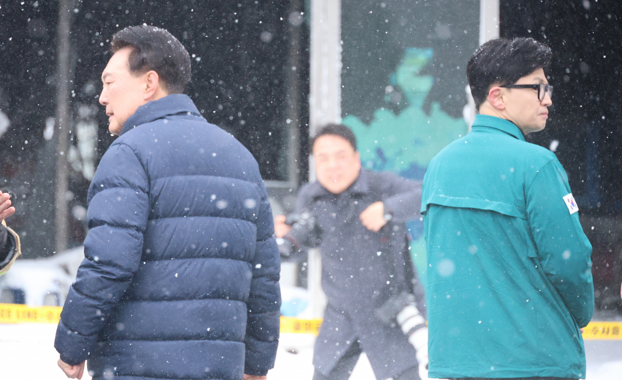 지난 1월 23일 오후 충남 서천군 서천읍 불이 난 서천특화시장을 찾은 윤석열 대통령과 한동훈 국민의힘 비대위원장이 시장을 둘러보고 있다. [연합]