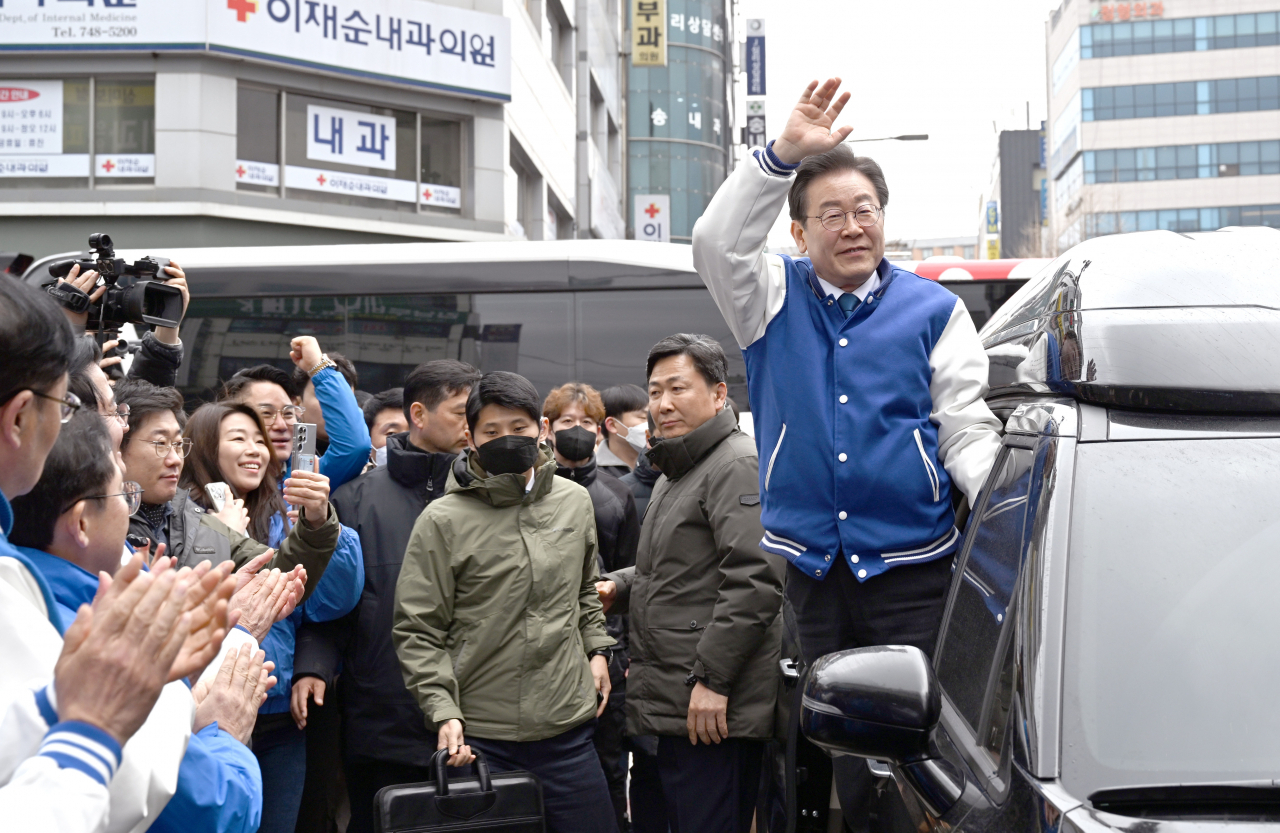 이재명 더불어민주당 대표가 19일 오후 강원 원주시 중앙시장 일원에서 시민들을 만나고 있다. [연합]