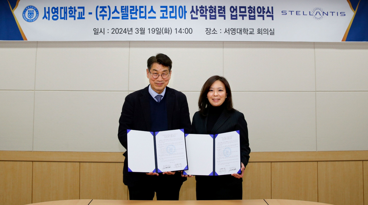 서영대학교 김순곤 부총장(왼쪽)과 스텔란티스코리아 방실 대표이사(우)가 산학협력 협약을 체결한 후 기념 촬영을 하는 모습. [스텔란티스코리아 제공]