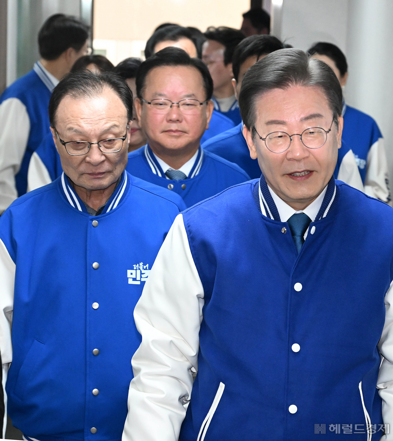 이재명 더불어민주당 상임공동선대위원장을 비롯한 김부겸 상임공동선대위원장, 이해찬 상임공동선대위원장이 20일 오전 서울 여의도 중앙당사에서 열린 더불어민주당·더불어민주연합 중앙선거대책위원회 합동회의에 참석하고 있다. 이상섭 기자